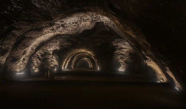 Termometreler 40 dereceyi aştı: Vatandaşlar, serinlemek için yerin 150 metre altına iniyor