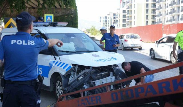 Trafik kazası ihbarına giden polis aracı ile otomobil çarpıştı: 4 yaralı