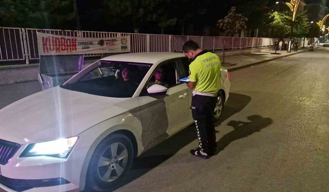 Trafik kurallarını ihlal eden 15 araç sürücüsüne para cezası