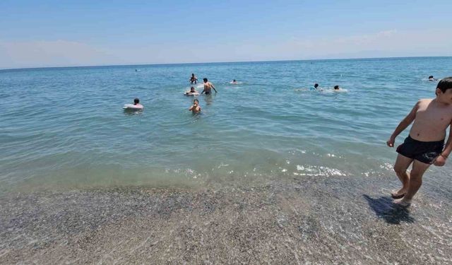 Van Gölü sahilleri Ege’yi aratmıyor