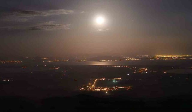 Van Gölü’ne yansıyan dolunay Süphan Dağı’nda hayranlıkla izlendi