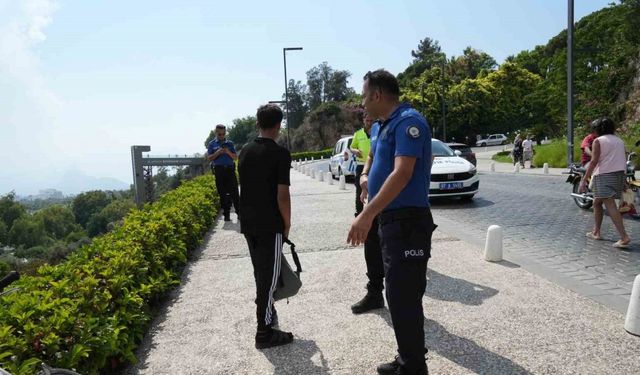 Virajı alamayan 2 çocuk bisikletle 5 metre yükseklikteki varyanttan çalılıklara düştü