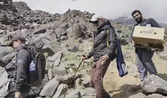 Yabancı turistler Ağrı Dağı’nda çevre temizliği yaptı