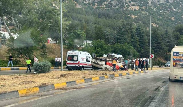 Yağmur nedeniyle kayganlaşan yolda minibüs devrildi: 1’i ağır 9 kişi yaralandı