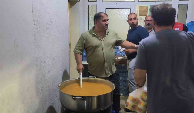 Yangın bölgesindeki muhtar köye gelen yardım ekibine çorba yaptı