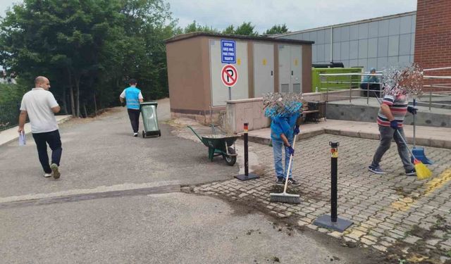 Yükümlüler cezalarını üniversiteyi temizleyerek geçiriyor