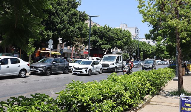 İstiklal Caddesi’nde ihmalkar sürücülerin yolu işgali trafik krizi yaratıyor
