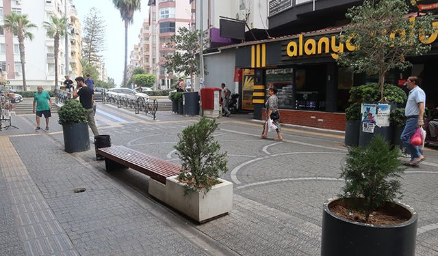 Mersin’in en kalabalık sokağı bile sıcaklara dayanamadı