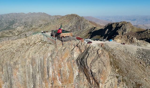 3 bin metredeki mescid yörede "Kırkların buluşma yeri" inancıyla anılıyor