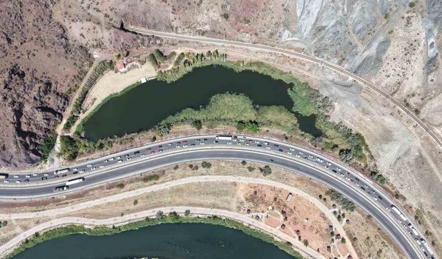 43 ilin geçiş güzergahında trafik durma noktasına geldi: Kilometrelerce araç kuyruğu oluştu