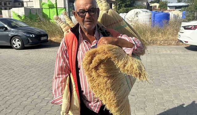 56 yıldır yollarda süpürge satarak geçimini sağlıyor