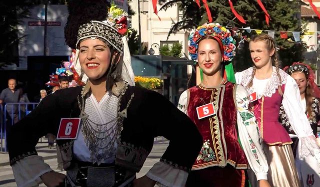 6 farklı ülkeden gelen genç kadınlar sarımsak festivalinin en güzeli seçilebilmek için yarıştı