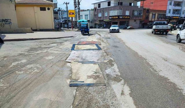 Adana’da belediyenin yapmadığı yola esnaftan ilginç çözüm: Yola asflat yerine halı serildi