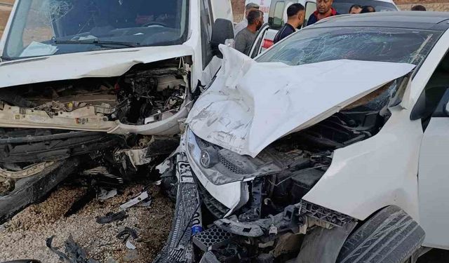 Adıyaman’da minibüs ile otomobil çarpıştı: 5 yaralı
