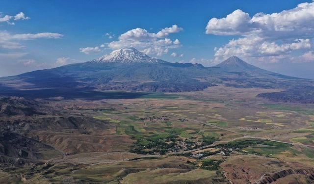 Ağrı Dağı takke buzulu hızla eriyor