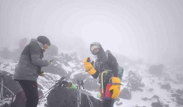 Ağrı Dağı’nda dondurucu soğukta başarılı zirve tırmanışı