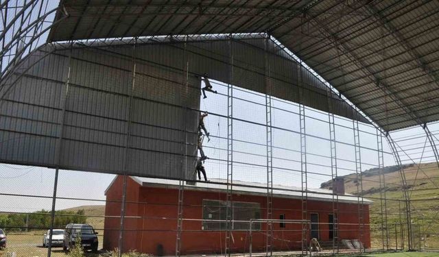 Akyaka Kapalı Halı Sahası yenileniyor