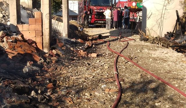 Alevlere teslim olan ahşap ev küle döndü