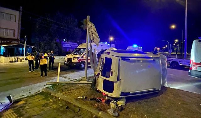 Amasya’da hafif ticari araç ile ambulans çarpıştı: 5 yaralı