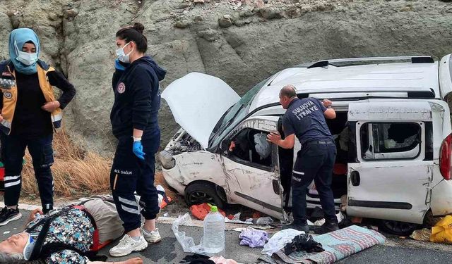 Amasya’da yoldan çıkan araç toprak yığınına çarptı: 4 yaralı