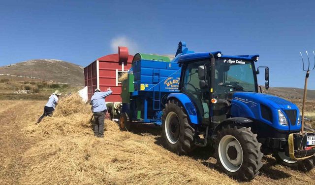 Ardahan’da güneş altında patoz mesaisi