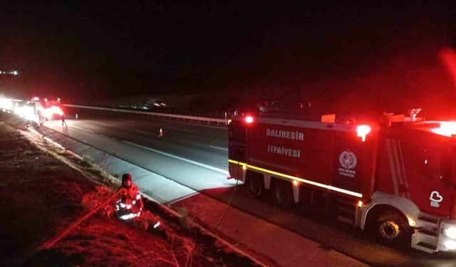Balıkesir’ de otoyolda yanan tır ot yangına sebep oldu
