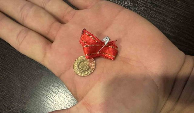 Bulduğu çeyrek altını polise teslim etti