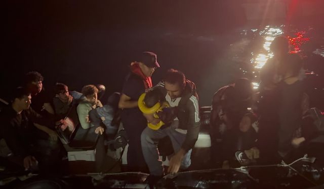 Çanakkale’de 25 kaçak göçmen ile 1 göçmen kaçakçısı yakalandı