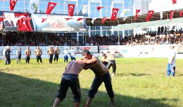 Çanakkale’de Geleneksel Tarihi Çardak Yağlı Güreşleri’nin 291’incisi düzenlendi
