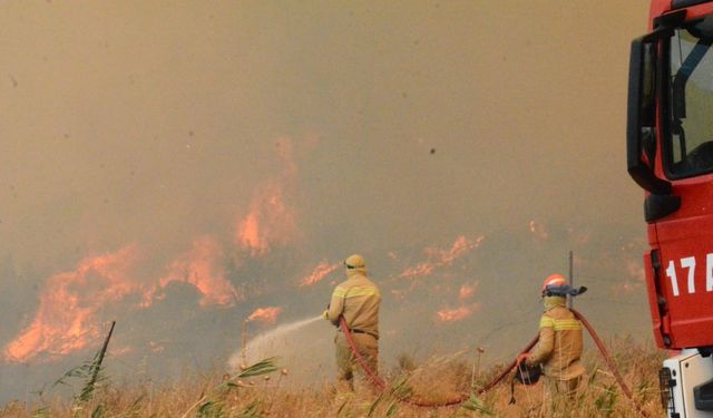 Çanakkale’de orman yangınına 8 uçak, 4 helikopter havadan müdahale ediyor