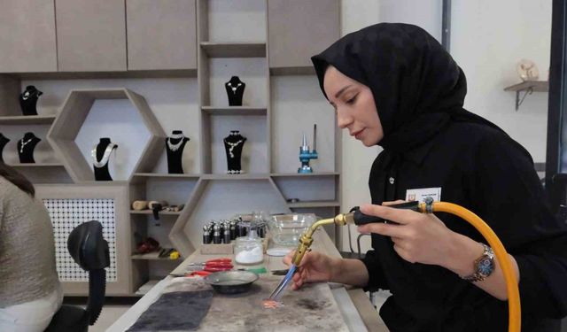 Çapa yapan eller artık gümüşe şekil veriyor