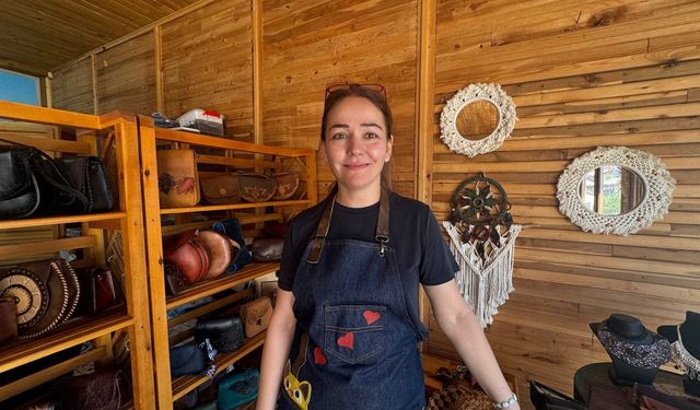 Çırak olarak başladığı deri yolculuğunda ustalığa ulaşan kadın, el sanatlarında ilham kaynağı oluyor