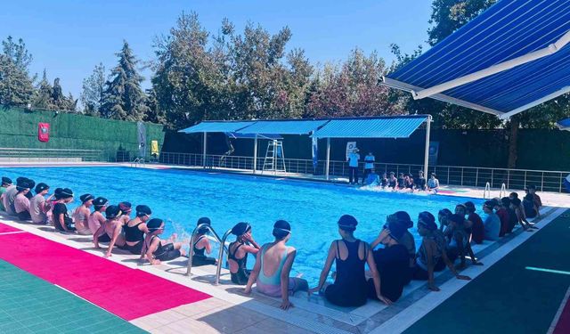 Çocuklara yüzme eğitimi verildi