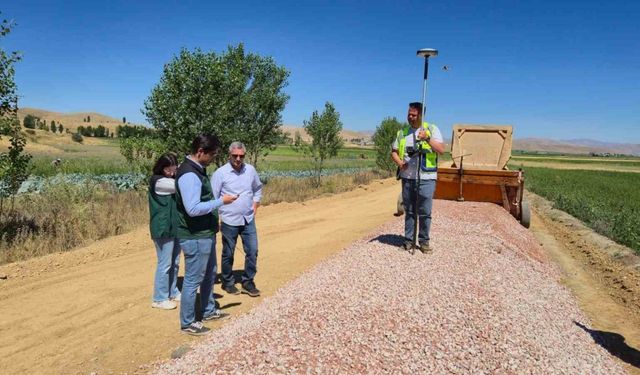 Demirözü’nde tarla içi yol yapım çalışmaları devam ediyor