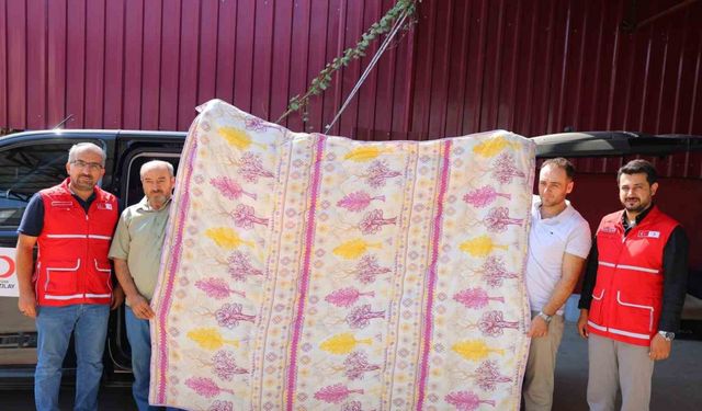 Deprem şehri Kahramanmaraş’ta esnaf,  bin adet yorgan bağışı yaptı