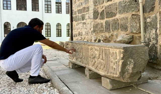 Diyarbakır’da Saint George Kilisesi’nin hiçbir zaman hamam olarak kullanılmadığını ispatlayan kitabe ortaya çıktı