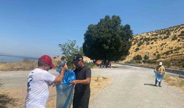 Doğaseverler Van Gölü sahilinde çöp topladı