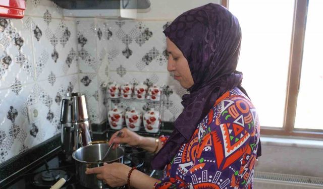 El lezzeti ile ev ekonomisine katkıda bulunuyor