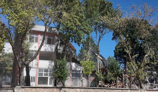 Gediz’de 43 yıllık Kızılay İşhanı yıkıldı