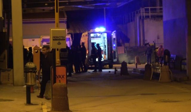 İzinsiz tezgah tartışması kanlı bitti: 2 zabıta memuru yaralandı