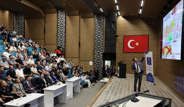 Japon Uzman Moriwaki, Kütahya’da deprem semineri verdi