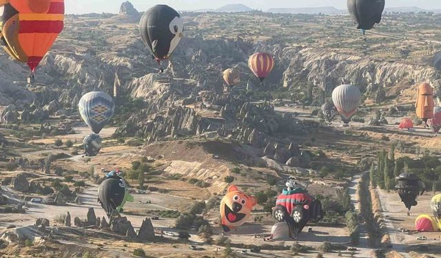 Kapadokya’da Balon Festivali başladı: 27 ülkeden 38 balon gökyüzünü süsledi