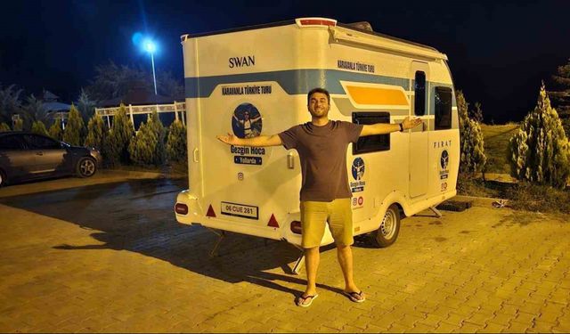 Karavanıyla Türkiye’yi gezen gezgin Van Gölü sahillerine ulaştı