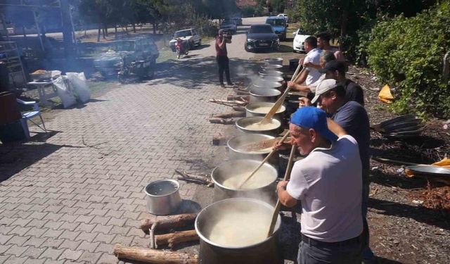 Kazanlar imece usulü keşkek ve aşure şöleni için kaynadı
