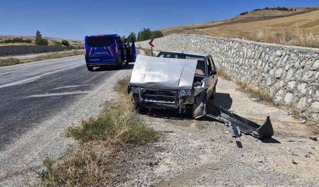 Kontrolden çıkan Fiat Tofaş otomobil duvara çarptı: 2 yaralı