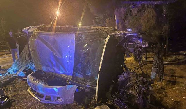 Kontrolden çıkan otomobil taklalar atıp ağaca çarptı, hurdaya dönen araçta 4 kişi yaralandı