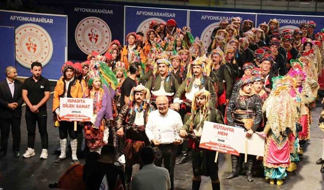 Kütahya Halk Eğitimi Merkezi Halk Oyunları ekibi Türkiye şampiyonu oldu