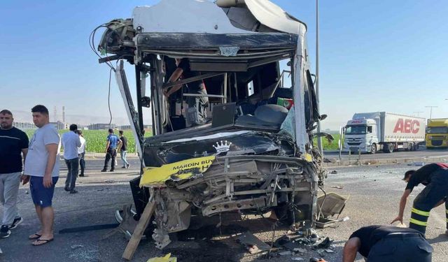 Mardin’de halk otobüsü ile tır çarpıştı: 11 yaralı