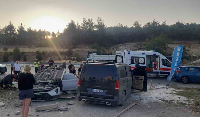 Midibüs ile çarpışan otomobil takla attı: 6 yaralı