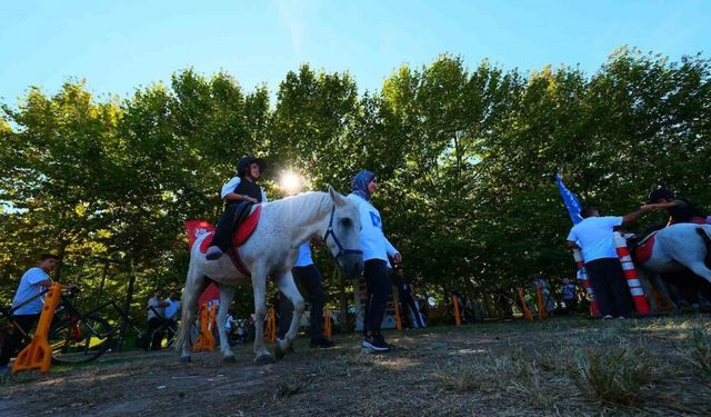 Millet Bahçesi’nde atlı şenlik çocukların yüzünü güldürdü